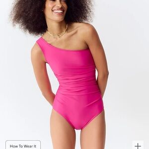 Sleek ruched one-shoulder one-piece swimsuit